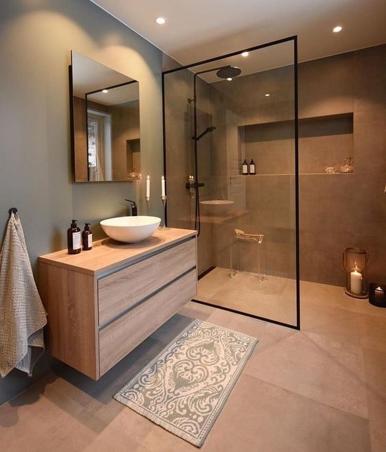 Ph&ograve;ng vệ sinh trong nh&agrave; ống 2 tầng m&aacute;i Th&aacute;i gồm hai khu kh&ocirc; - ướt t&aacute;ch biệt tương đối bằng v&aacute;ch k&iacute;nh trong suốt.