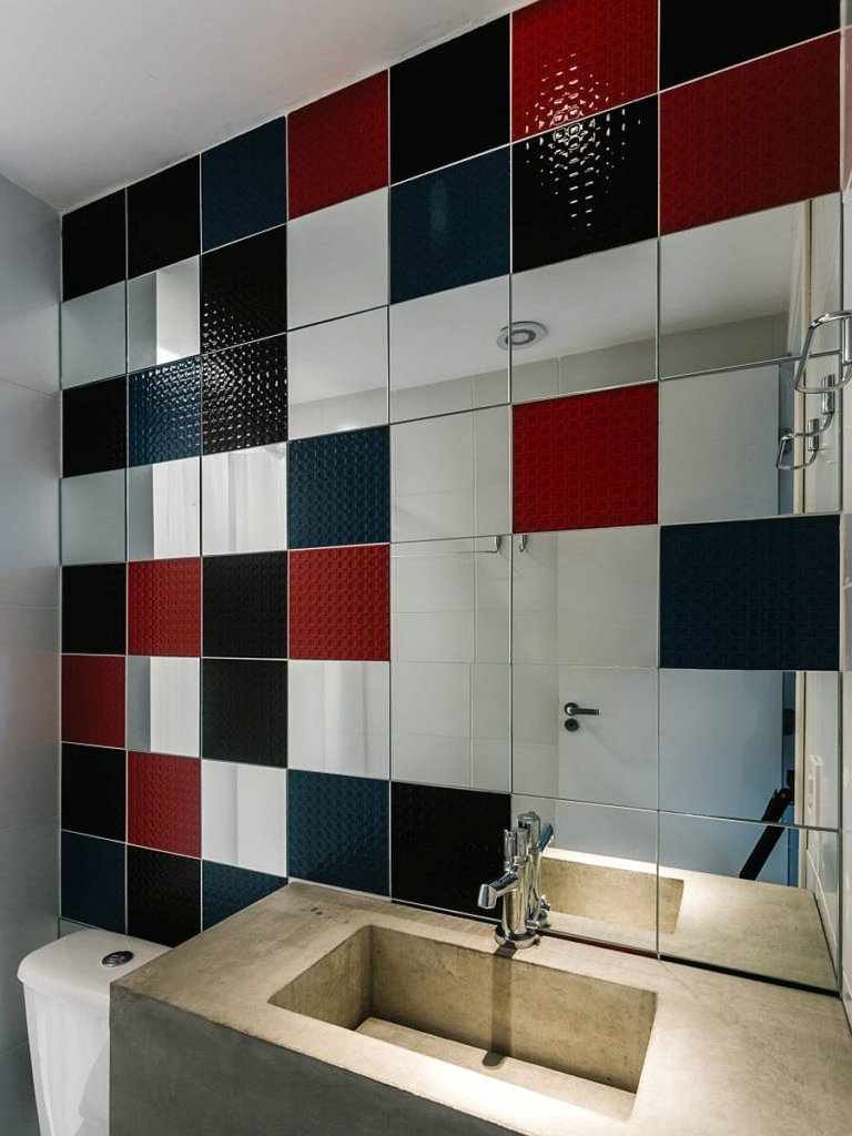 Ph&ograve;ng tắm căn hộ 65m2 cực ấn tượng với tường l&aacute;t gạch nhiều m&agrave;u sắc đen, đỏ v&agrave; xanh tương phản với bề mặt xi măng x&aacute;m ở bồn rửa.