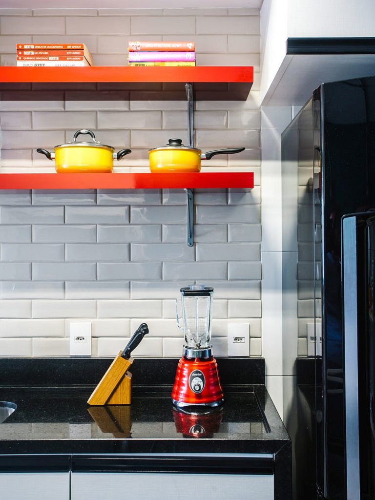 Kệ nổi m&agrave;u cam - điểm nhấn m&agrave;u sắc nổi bật cho tường nh&agrave; bếp ốp gạch trắng.