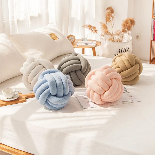 cận cảnh c&aacute;c mẫu gối trang tr&iacute; dạng thắt n&uacute;t m&agrave;u pastel ngọt ng&agrave;o