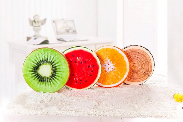 Bộ gối n&eacute;m được thiết kế tựa như l&aacute;t cắt ngang c&aacute;c loại tr&aacute;i c&acirc;y với bảng m&agrave;u v&ocirc; c&ugrave;ng sinh động, cuốn h&uacute;t.