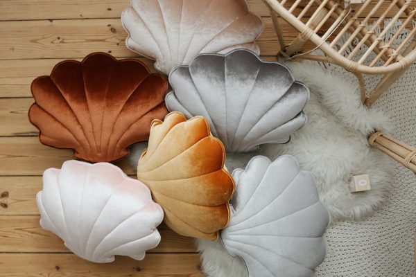 cận cảnh bộ gối h&igrave;nh vỏ s&ograve; m&agrave;u n&acirc;u, trắng sữa bằng nhung mềm mại