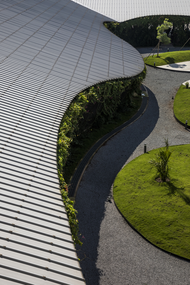 h&igrave;nh ảnh cận cảnh phần m&aacute;i nh&agrave; m&aacute;y uốn lượn nhẹ nh&agrave;ng