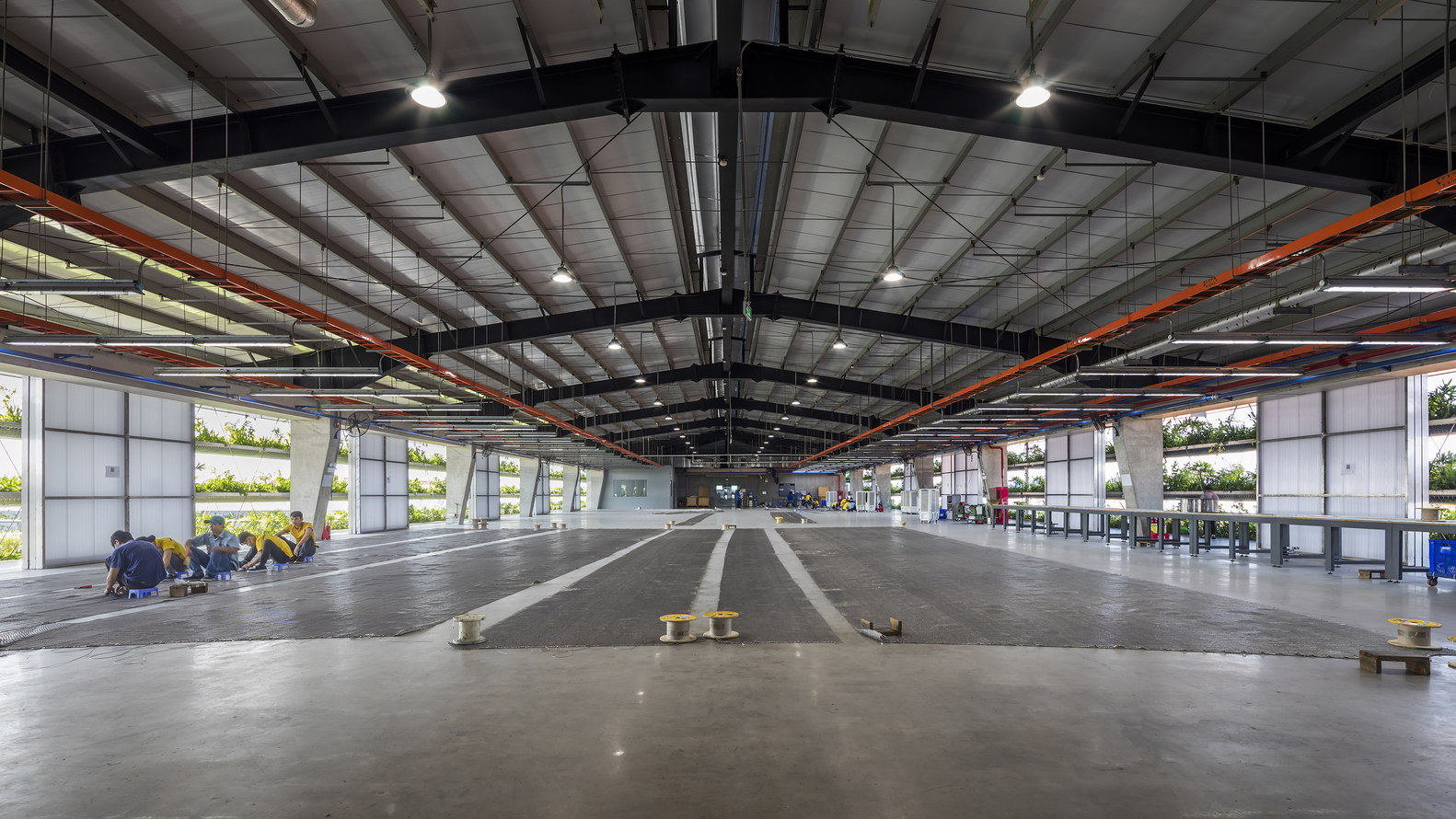 kh&ocirc;ng gian l&agrave;m việc rộng r&atilde;i, tho&aacute;ng s&aacute;ng b&ecirc;n trong nh&agrave; m&aacute;y xanh