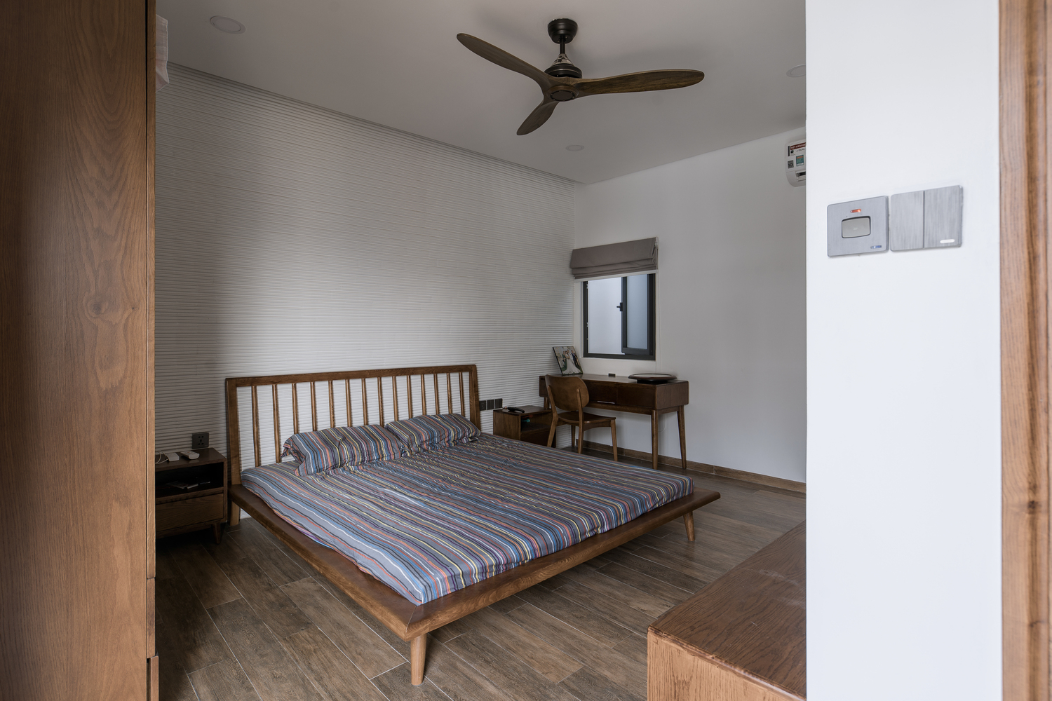 Ph&ograve;ng ngủ thiết kế tối giản, đậm chất truyền thống với nội thất gỗ thấp s&agrave;n t&ocirc;ng m&agrave;u ấm &aacute;p.