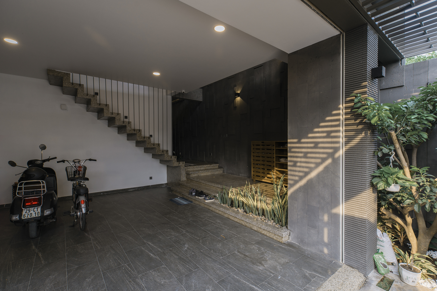 Khu vực để xe rộng r&atilde;i, tho&aacute;ng đ&atilde;ng.
