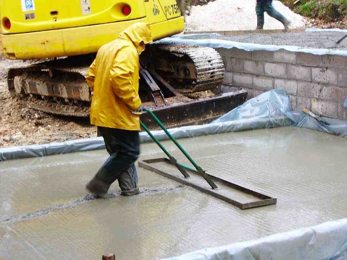 Đổ b&ecirc; t&ocirc;ng khi trời mưa