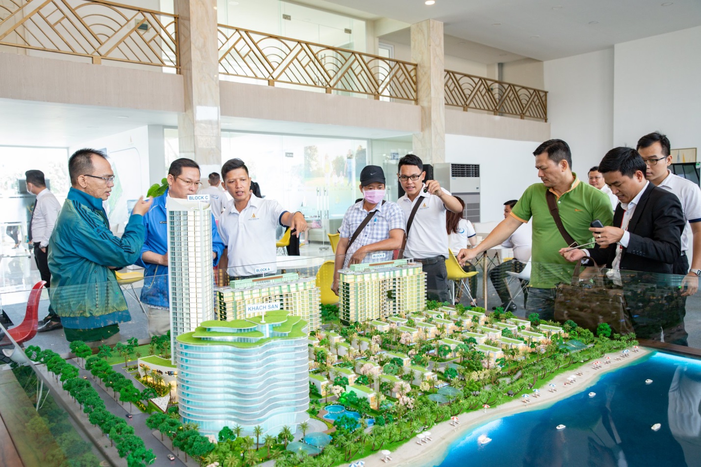 nhiều người đang tham quan dự án mẫu