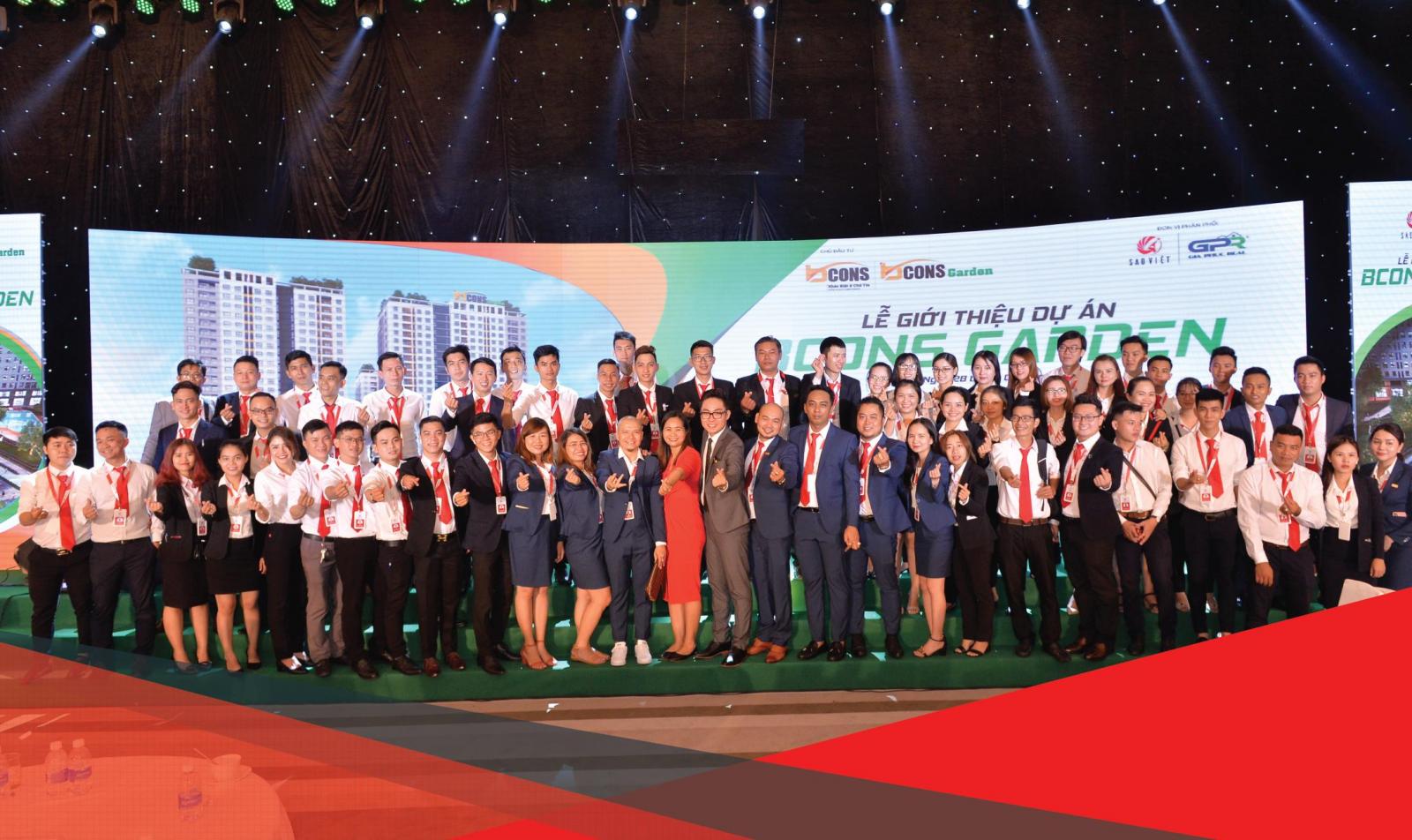nhiều người chụp ảnh tr&ecirc;n s&acirc;n khấu