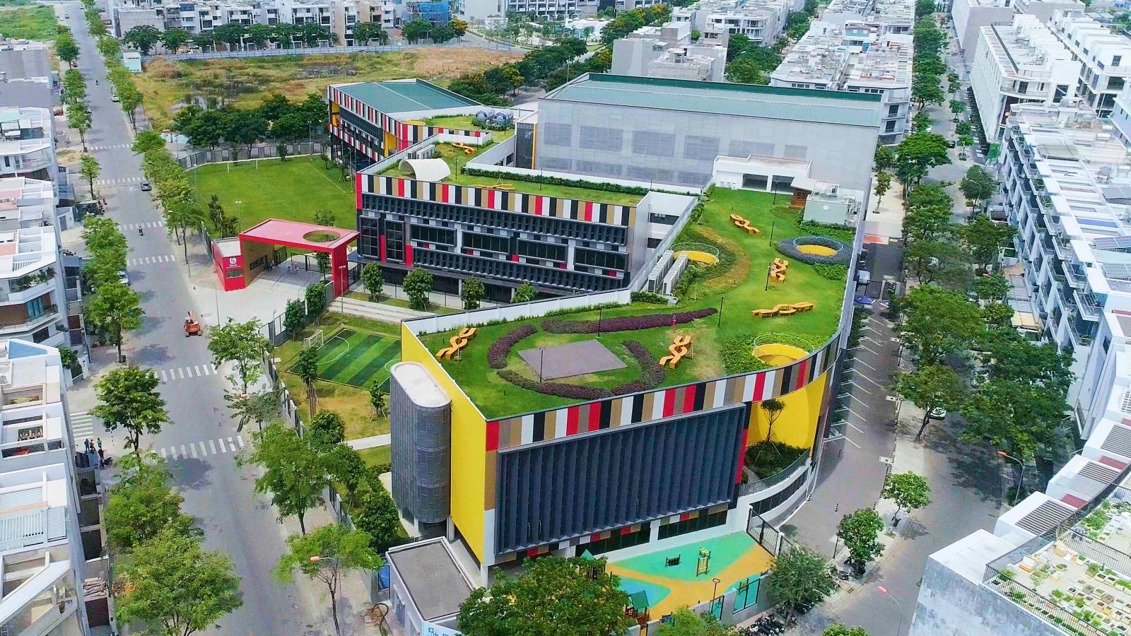 trường học nh&igrave;n từ tr&ecirc;n cao