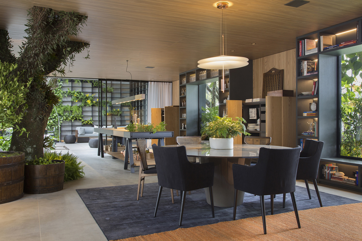 ph&ograve;ng ăn ng&ocirc;i nh&agrave; 160m2 với b&agrave;n tr&ograve;n, ghế ngồi m&agrave;u x&aacute;m đen, đ&egrave;n thả trần ấm &aacute;p