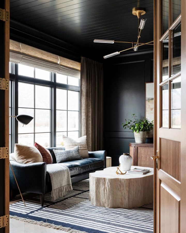 ph&ograve;ng kh&aacute;ch nhỏ với b&agrave;n tr&agrave; m&agrave;u trắng, ghế sofa xanh dương, thảm trải kẻ sọc