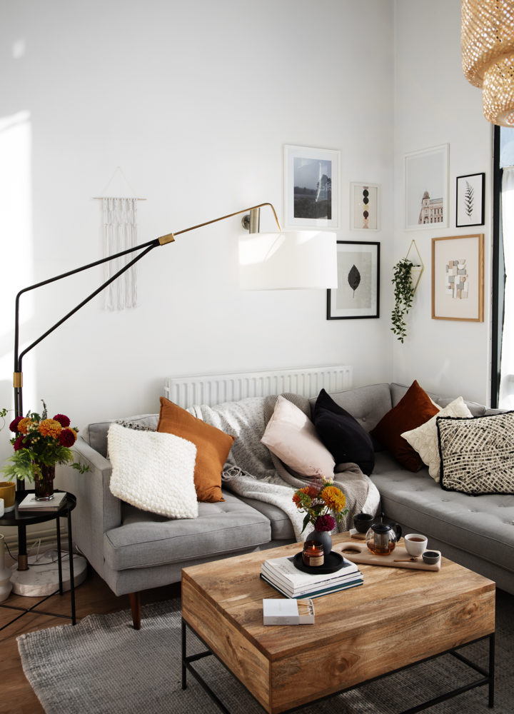 ph&ograve;ng kh&aacute;ch với sofa x&aacute;m, b&agrave;n tr&agrave; gỗ, thảm m&agrave;u nude