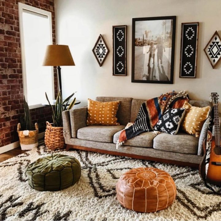 ph&ograve;ng kh&aacute;ch nhỏ với sofa x&aacute;m thấp, thảm l&ocirc;ng, ghế ottoman m&agrave;u sắc