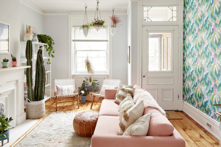ph&ograve;ng kh&aacute;ch nhỏ nổi bật với sofa m&agrave;u hồng tươi s&aacute;ng