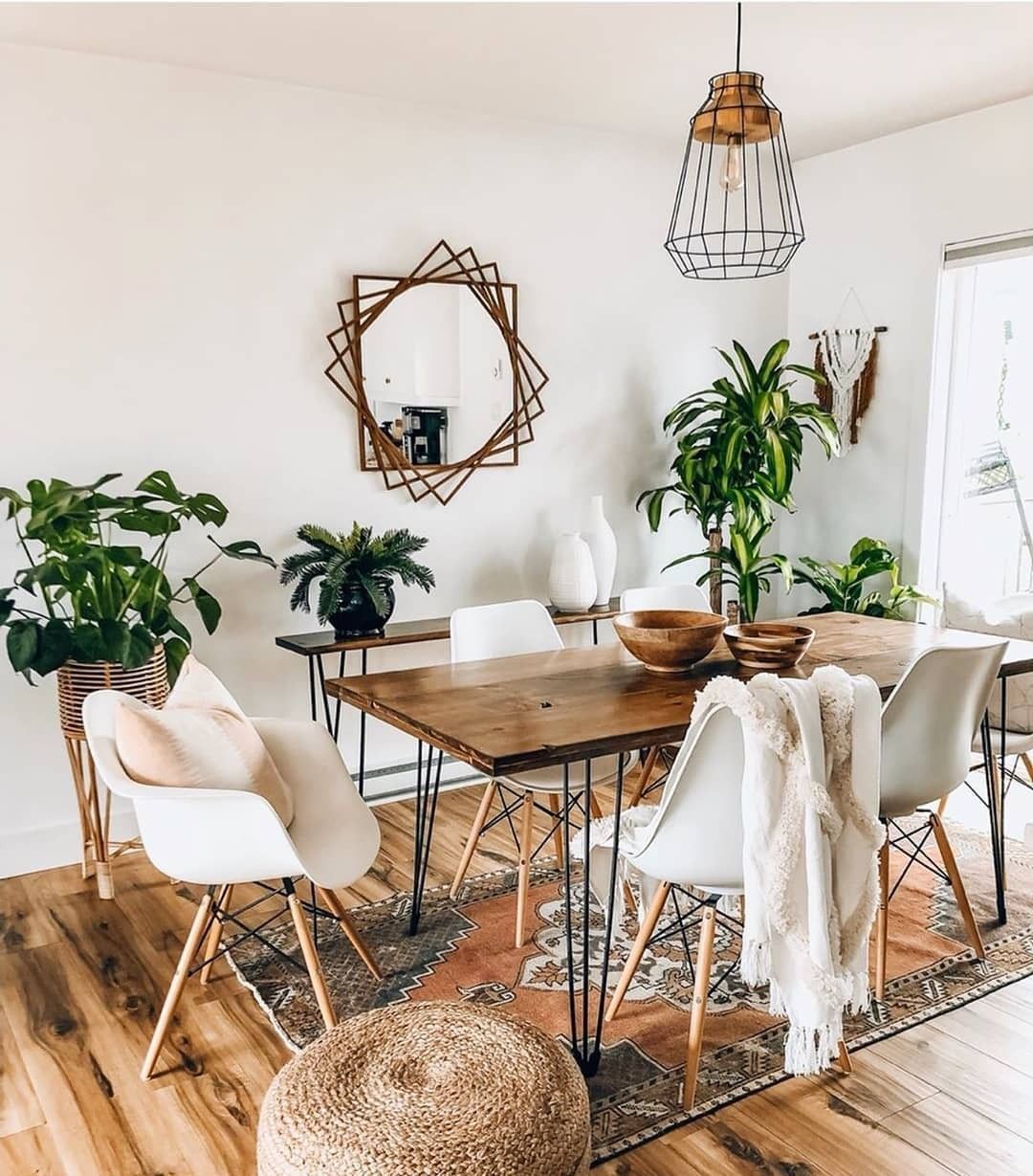 phòng ăn phong cách Bohemian với những chậu cảnh xanh tốt, tràn ngập