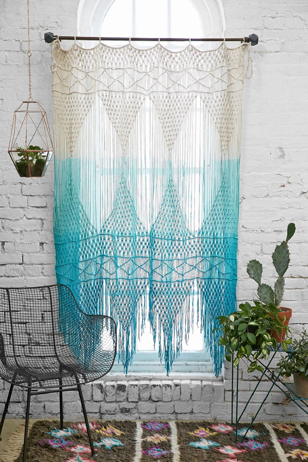 Mẫu rèm cửa kiểu đan móc thủ công là chi tiết trang trí đậm chất Bohemian.