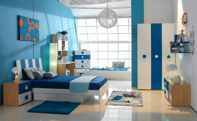 Phòng ngủ của cậu con trai khá rộng rãi, được bố trí đầy đủ nội thất thiết yếu cho sinh hoạt và học tập hàng ngày