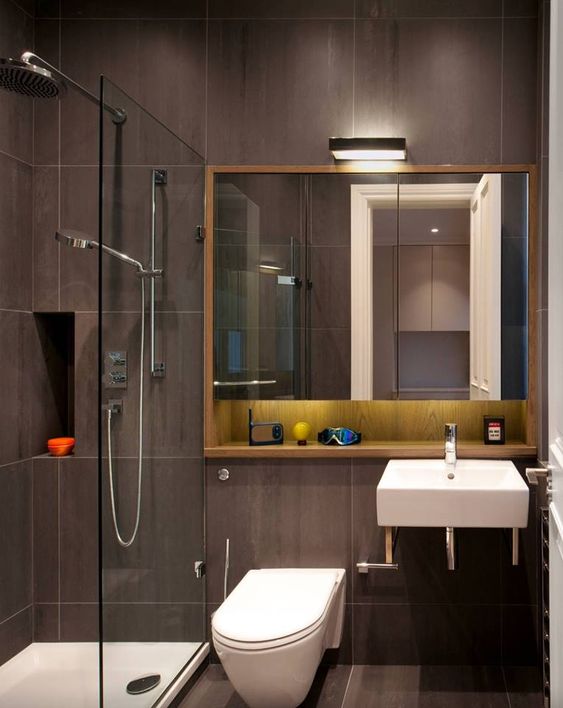 Trong nh&agrave; ống 2 tầng 4 ph&ograve;ng ngủ, khu vực vệ sinh được ốp l&aacute;t gạch giả gỗ m&agrave;u x&aacute;m đen tạo cảm gi&aacute;c sạch sẽ, gi&uacute;p gia tăng chiều s&acirc;u hiệu quả.