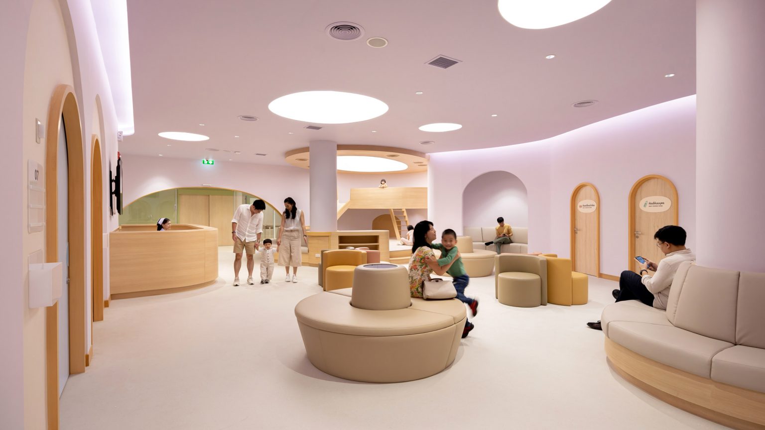 sảnh chờ bệnh vi&ecirc;n nhi rực rỡ sắc m&agrave;u, nội thất độc đ&aacute;o