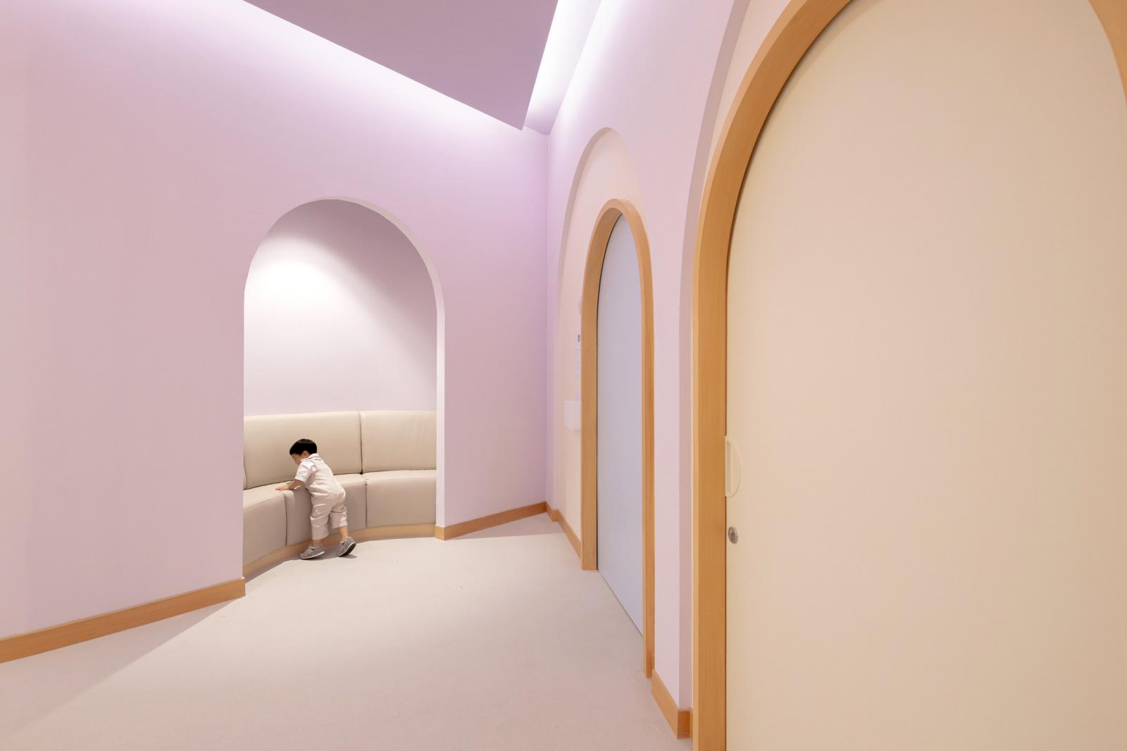 Nội thất bệnh viện nhi được thiết kế thấp gọn, bo tr&ograve;n để đảm bảo sự tiện dụng v&agrave; an to&agrave;n.