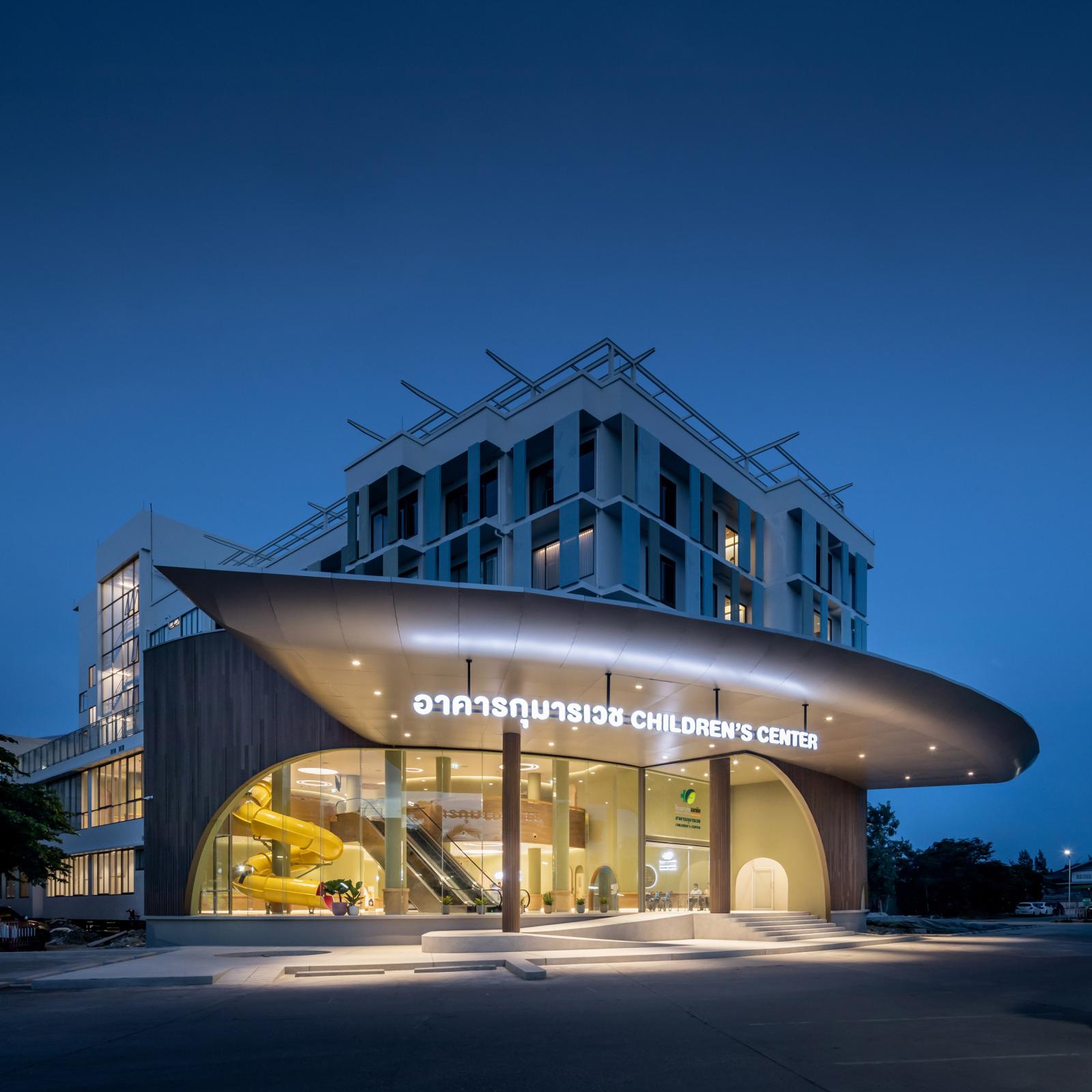 To&agrave;n cảnh bệnh viện trẻ em ở Th&aacute;i Lan với h&igrave;nh khối kiến tr&uacute;c ấn tượng, lạ mắt.