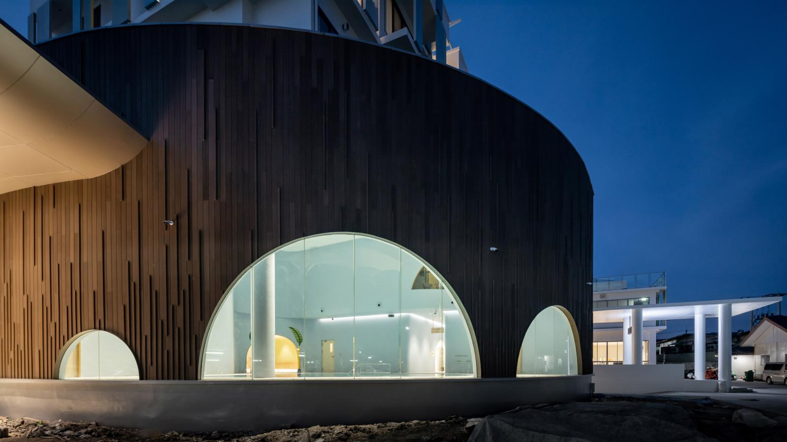 Những khung cửa k&iacute;nh trong suốt h&igrave;nh v&ograve;m với k&iacute;ch cỡ đa dạng mang đến tầm nh&igrave;n đẹp, đồng thời tạo mắt cắt th&uacute; vị cho ngoại thất c&ocirc;ng tr&igrave;nh.