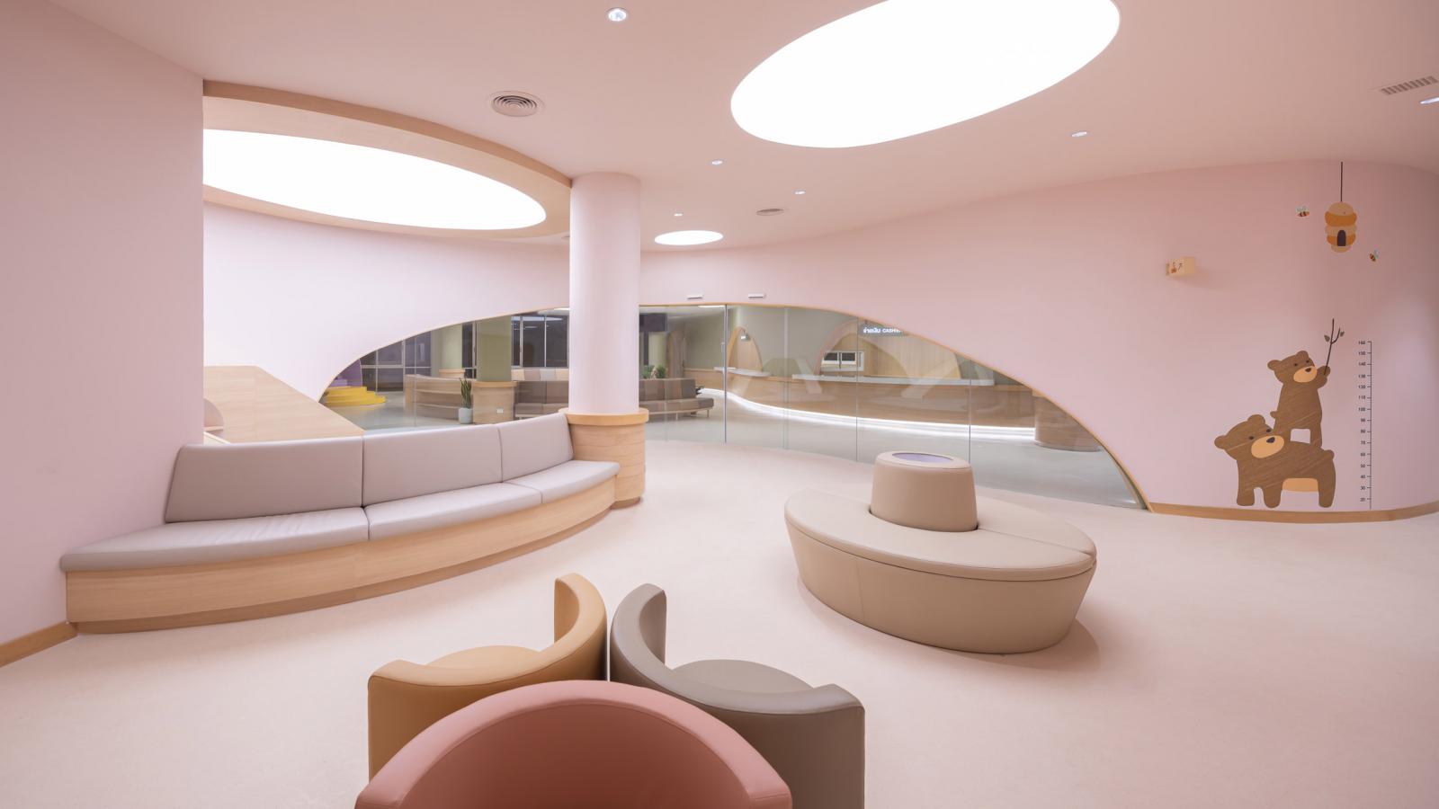 Ph&ograve;ng chờ m&agrave;u hồng c&oacute; khu vui chơi v&agrave; ghế d&agrave;i &ecirc;m &aacute;i cho trẻ nghỉ ngơi, thư gi&atilde;n.