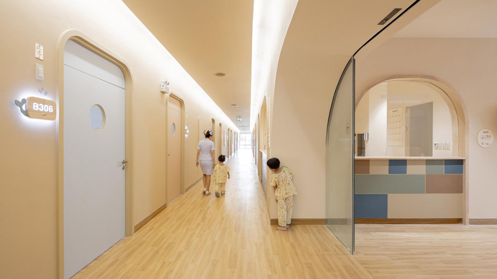 h&agrave;nh lang bệnh viện với &aacute;nh đ&egrave;n v&agrave;ng ấm &aacute;p