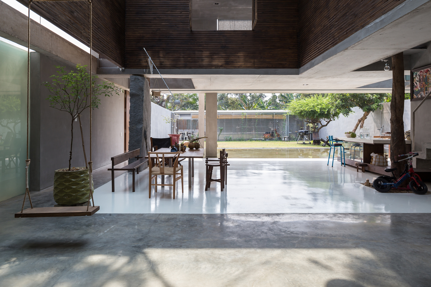 ph&ograve;ng bếp ăn rộng r&atilde;i, tho&aacute;ng s&aacute;ng ở tầng trệt ng&ocirc;i nh&agrave;