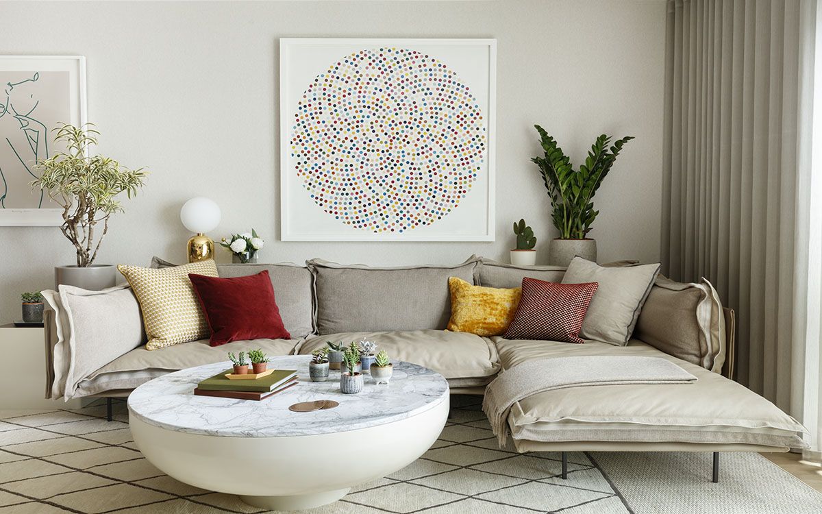 Ph&ograve;ng kh&aacute;ch căn hộ được đ&oacute;ng khung bởi bộ ghế sofa v&agrave; b&agrave;n tr&agrave; tr&ograve;n thấp m&agrave;u trắng kết hợp với nghệ thuật treo tường trừu tượng, tinh tế.