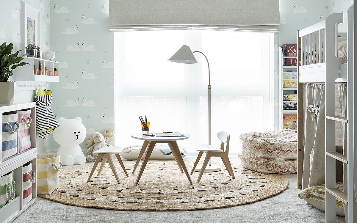 Ph&ograve;ng ngủ của trẻ m&agrave;u xanh nhạt với giấy d&aacute;n tường họa tiết đ&aacute;ng y&ecirc;u, giường tầng chắc chắn v&agrave; lối trang tr&iacute; hiện đại.