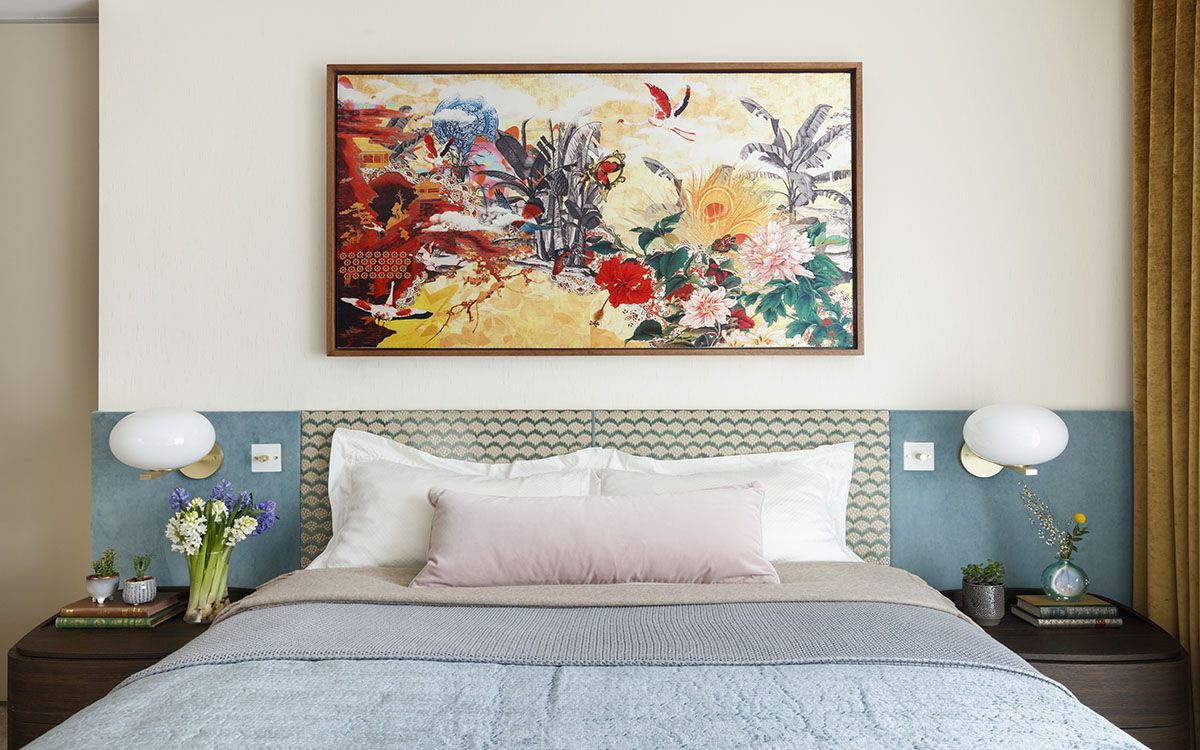 T&aacute;c phẩm nghệ thuật treo tường cho bức tường đầu giường tạo điểm nhấn tuyệt đẹp trong ph&ograve;ng ngủ phong c&aacute;ch đương đại.