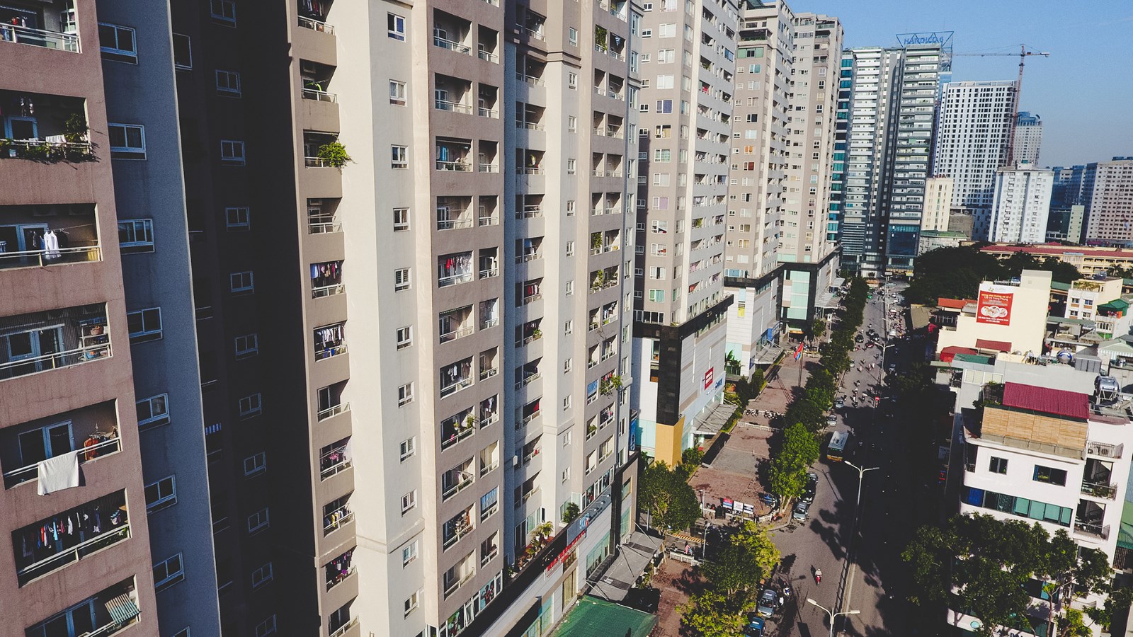 nhiều t&ograve;a nh&agrave; chung cư cao tầng nằm san s&aacute;t