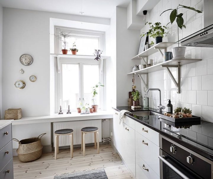 Cây xanh và chậu trồng cây bằng đất nung tạo điểm nhấn màu sắc sinh động cho phòng bếp nhỏ phong cách Bắc Âu.