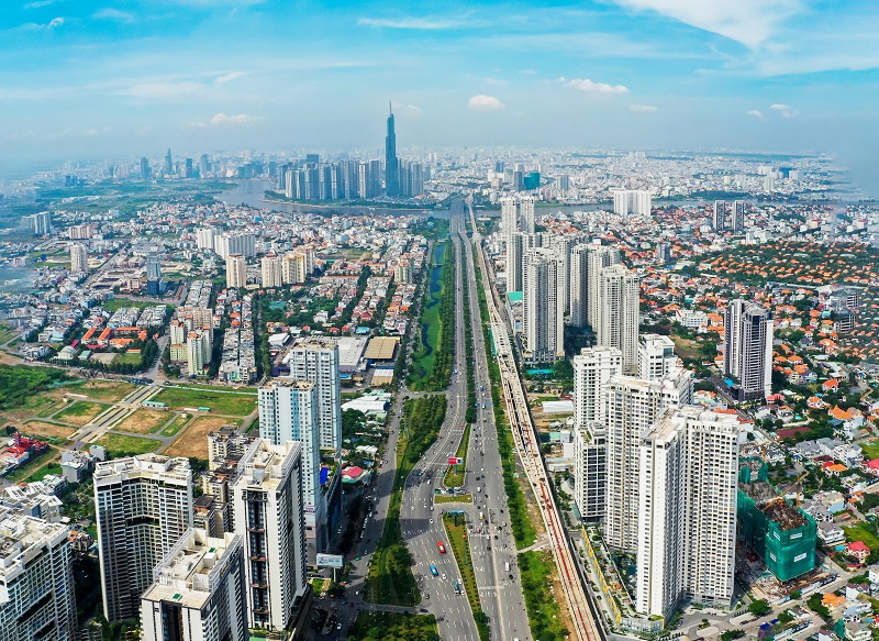 h&igrave;nh ảnh một g&oacute;c TP.HCM với nhiều t&ograve;a nh&agrave; cao tầng xen kẽ khu d&acirc;n cư thấp tầng, c&acirc;y xanh, mặt nước
