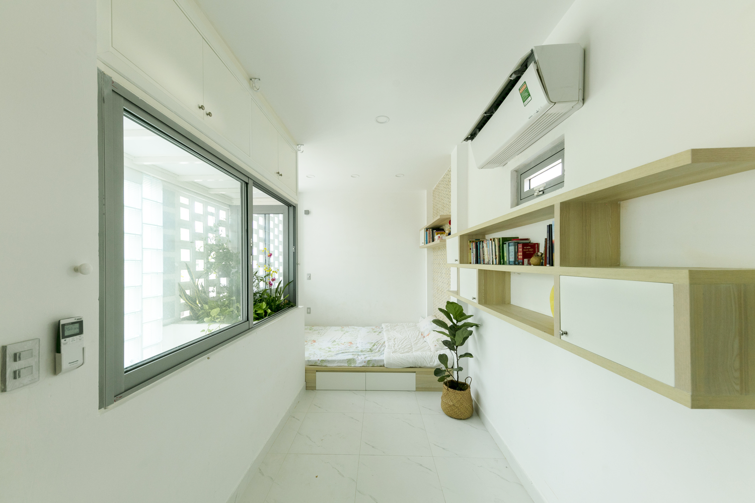 ph&ograve;ng ngủ rộng r&atilde;i, tho&aacute;ng đ&atilde;ng ở tầng tr&ecirc;n nh&agrave; phố
