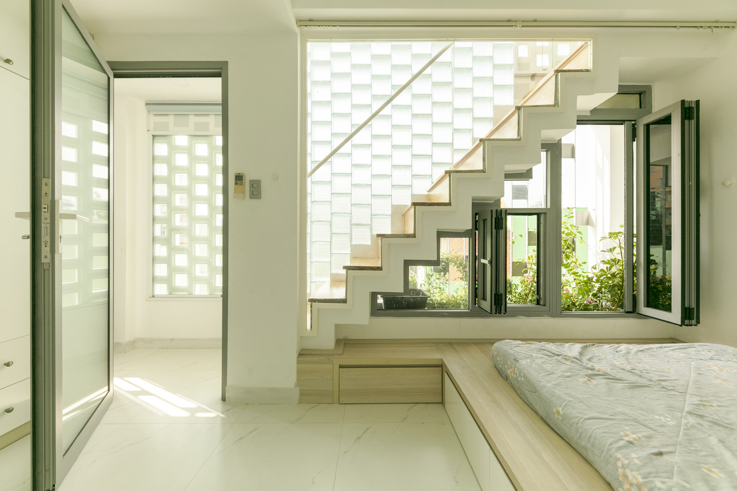 ph&ograve;ng ngủ c&oacute; thiết kế đơn giản b&ecirc;n trong nh&agrave; phố
