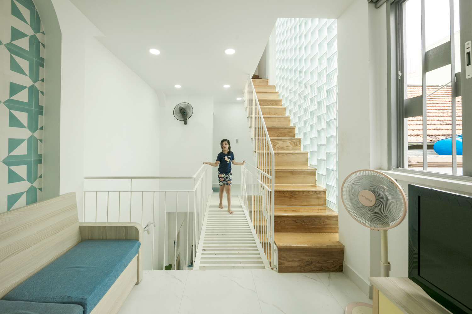 h&igrave;nh ảnh b&eacute; g&aacute;i bước đi ở cầu thang nối c&aacute;c ph&ograve;ng ngủ ở tầng tr&ecirc;n nh&agrave; phố