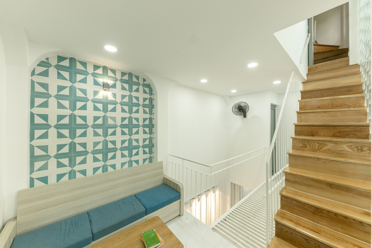 Hệ thống lưu th&ocirc;ng (h&agrave;nh lang v&agrave; cầu thang) được bố tr&iacute; tiếp gi&aacute;p với mặt tiền gạch k&iacute;nh để tạo v&ugrave;ng đệm nhiệt cho c&aacute;c ph&ograve;ng ngủ b&ecirc;n trong. 