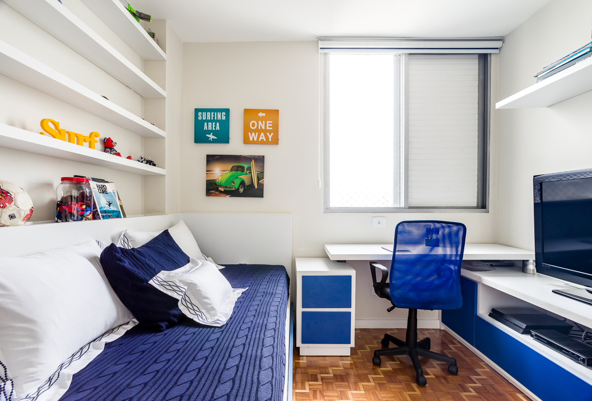 ph&ograve;ng học của trẻ với b&agrave;n đặt cạnh cửa sổ, băng ghế thư gi&atilde;n ngay cạnh