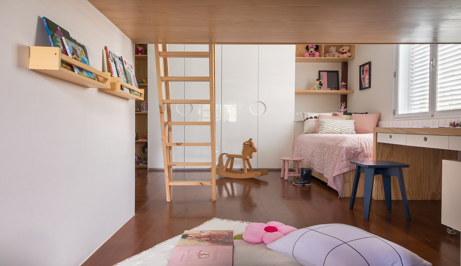 ph&ograve;ng học của b&eacute; với gi&aacute; kệ gắn tường