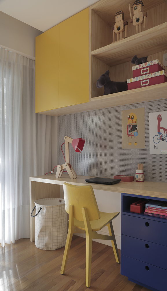 G&oacute;c học tập với tủ v&agrave; ghế m&agrave;u v&agrave;ng nổi bật