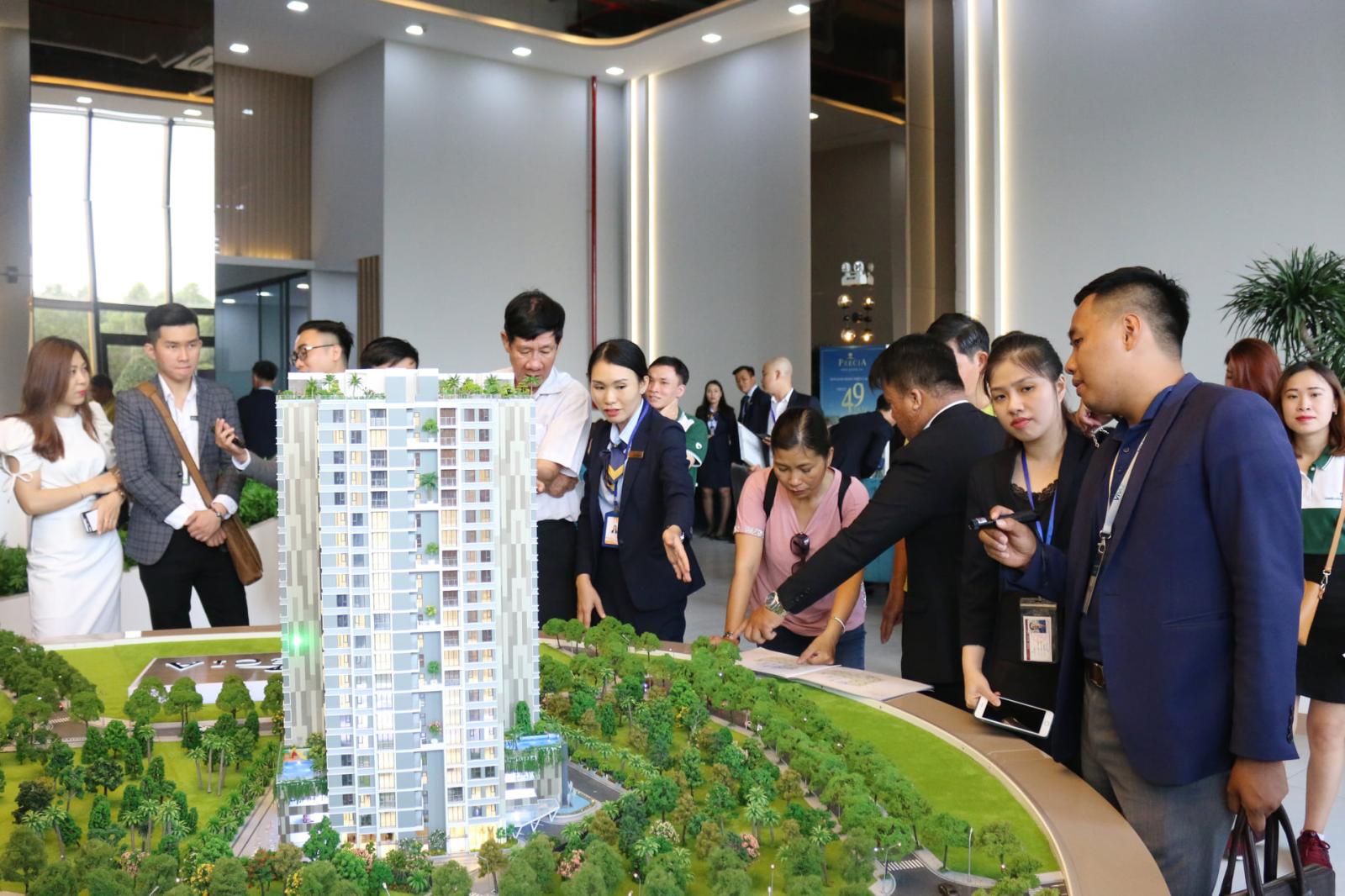 Kh&aacute;ch h&agrave;ng xem m&ocirc; h&igrave;nh dự &aacute;n bất động sản tại quận 2