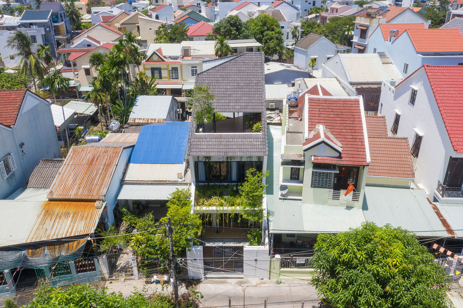 Mặt tiền ngôi nhà phố Hội An với nhiều đặc điểm kiến trúc bản địa, hài hòa với bối cảnh chung của khu vực mà công trình tọa lạc.
