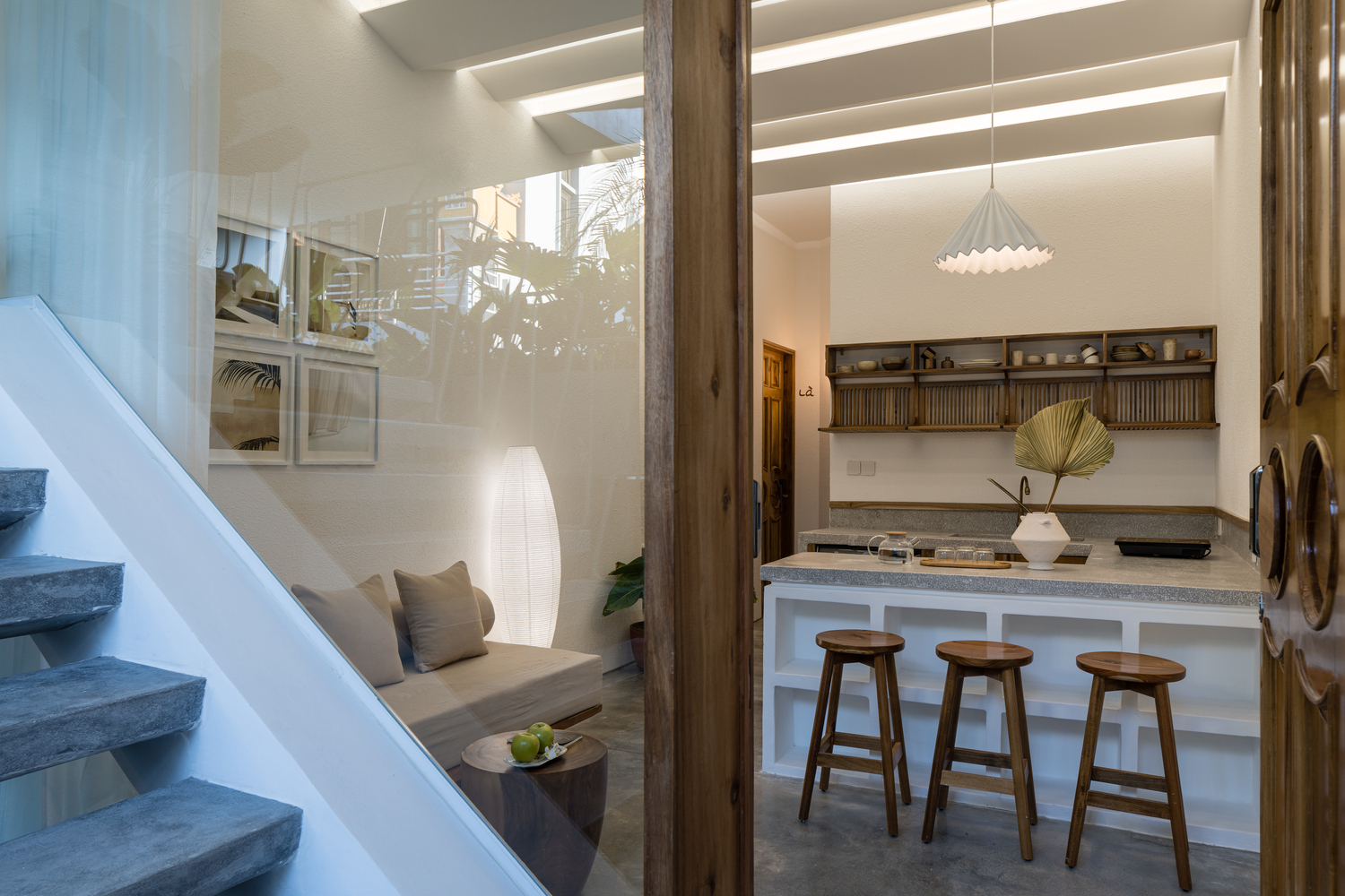 Quầy bar ăn s&aacute;ng tiện lợi d&agrave;nh cho 3-4 người c&ugrave;ng l&uacute;c.