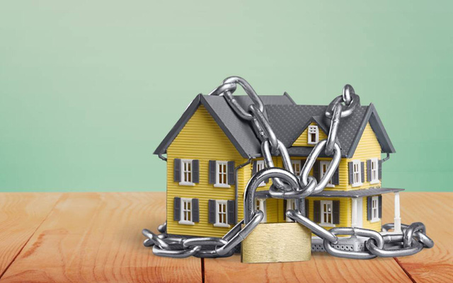 ng&ocirc;i nh&agrave; đang bị qu&acirc;y lại bằng sợi d&acirc;y x&iacute;ch