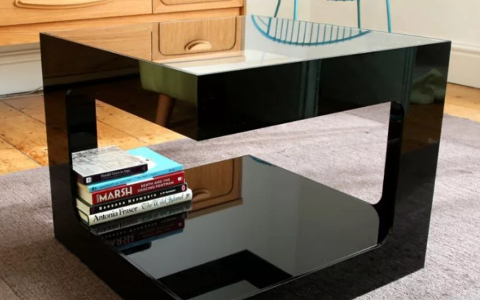 Mẫu b&agrave;n tr&agrave;, b&agrave;n phụ trong ph&ograve;ng kh&aacute;ch hoặc ph&ograve;ng đọc l&agrave;m bằng vật liệu Acrylic t&ocirc;ng m&agrave;u đen b&oacute;ng sang trọng, h&uacute;t mắt.