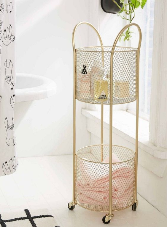 Mẫu kệ đẩy tinh xảo được mạ vàng sáng bóng là ý tưởng đáng để bạn thử cho phòng tắm phong cách lãng mạn, ngọt ngào.