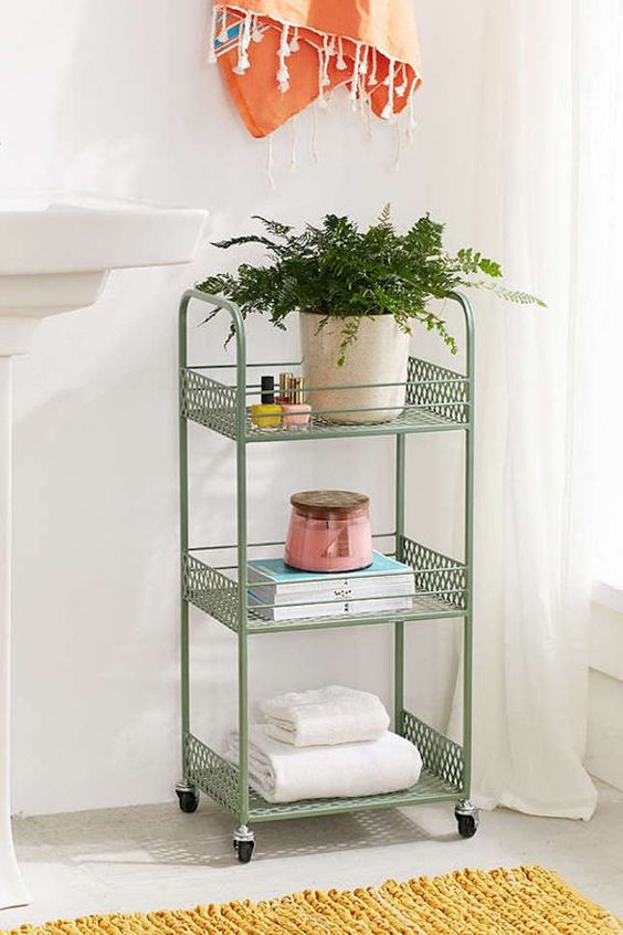 Mẫu kệ màu xanh lá cây cổ điển tạo điểm nhấn màu sắc sinh động trong phòng tắm sử dụng phông nền màu trắng chủ đạo.